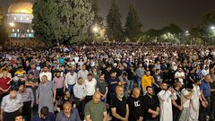 عشرات الآلاف يؤدون صلاة العشاء والتراويح ليلة 29 من رمضان في المسجد الأقصى