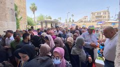 مئات الآلاف يتوافدون لأداء صلاة الجمعة في الأقصى