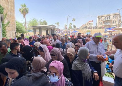 مئات الآلاف يتوافدون لأداء صلاة الجمعة في الأقصى