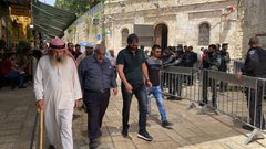 مئات الآلاف يتوافدون لأداء صلاة الجمعة في الأقصى