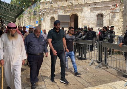 مئات الآلاف يتوافدون لأداء صلاة الجمعة في الأقصى