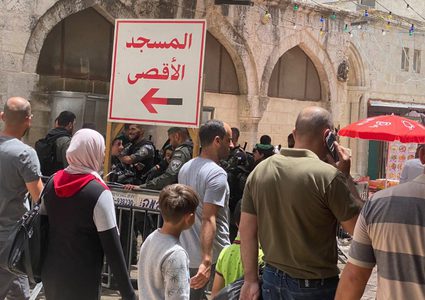 مئات الآلاف يتوافدون لأداء صلاة الجمعة في الأقصى