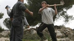 إصابة شقيقين بجروح في هجوم للمستوطنين على خربة "ودادي" جنوب الخليل