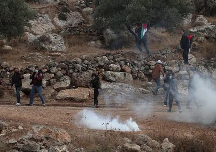 الاحتلال يصيب عددا من المواطنين