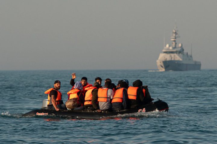 بريطانيا:250 مهاجراً عبروا المانش في يوم واحد