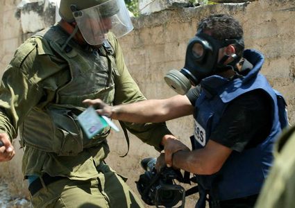 الاحتلال يعتقل مواطنين من رام الله والخليل ويمنع الصحفيين من تغطية صلاة العيد