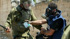 الاحتلال يعتقل مواطنين من رام الله والخليل ويمنع الصحفيين من تغطية صلاة العيد