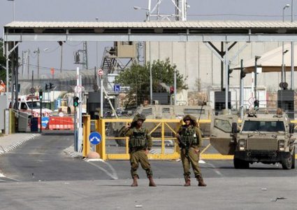 القدس: الاحتلال يحتجز عشرات المركبات عند حاجز بيت اكسا