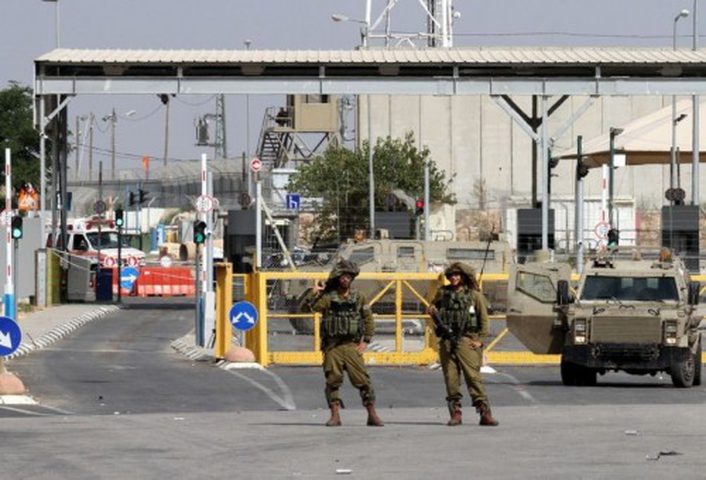القدس: الاحتلال يحتجز عشرات المركبات عند حاجز بيت اكسا
