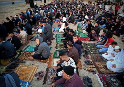 مواطنو غزة يؤدون صلاة عيد الفطر في العراء والساحات العامة