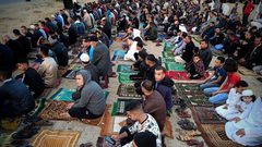 مواطنو غزة يؤدون صلاة عيد الفطر في العراء والساحات العامة