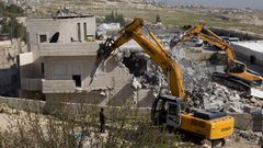 الاحتلال يسلم أوامر هدم لمنزل ومنشأة في القدس المحتلة