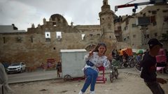 بهجة الأطفال في ساحة القلعة وسط محافظة خان يونس جنوبي قطاع غزة.