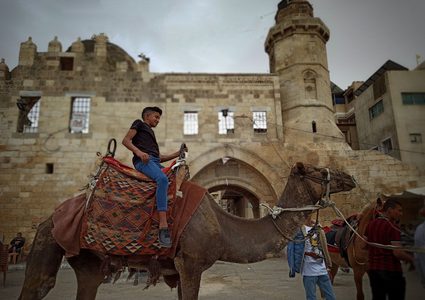 فرحة الأطفال بالعيد في ساحة القلعة وسط خان يونس