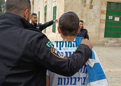 مستوطنون يرفعون علم الاحتلال في باحات المسجد الاقصى