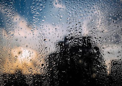 الطقس: استمرار المنخفض الجوي وأمطار متفرقة خلال الساعات المقبلة