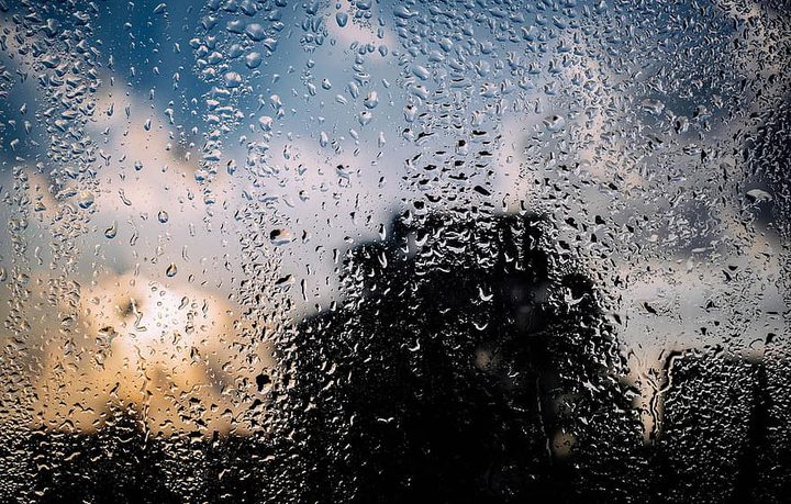 الطقس: استمرار المنخفض الجوي وأمطار متفرقة خلال الساعات المقبلة