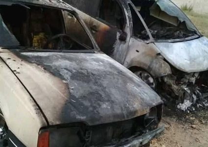 مستوطنون يحرقون 3 مركبات في عوريف جنوب نابلس