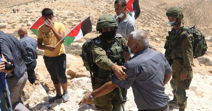 الاحتلال يقمع وقفة منددة بمحاولات تهجير المواطنين من مسافر يطا