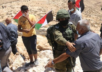 الاحتلال يقمع وقفة منددة بمحاولات تهجير المواطنين من مسافر يطا