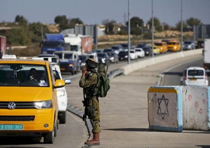 قوات الاحتلال تعيق حركة تنقل المواطنين غرب سلفيت