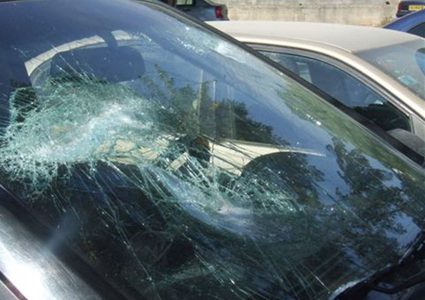 مستوطنون يعتدون على مركبات المواطنين قرب الشيخ جراح