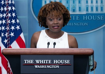 "إيباك" يتهم الناطقة الجديدة باسم البيت الأبيض بـ"معاداة السامية"