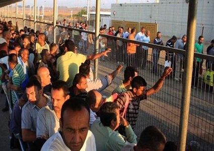الاحتلال يحسم اليوم قراره حول منع دخول عمال غزة للعمل بإسرائيل