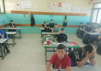 مع عودتهم لمقاعد الدراسة.. زملاء الفتى أشرف موسى حمايل "11 عاماً" من بيتا جنوب نابلس يستذكرونه، وهو الذي توفي يوم الجمعة رفقة والده جراء سقوطهم في بئر بالبلدة.