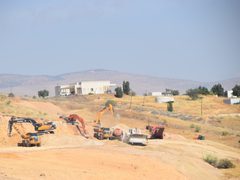سلطات الاحتلال تقوم بأعمال حفر وتجريف لإقامة مبانٍ استيطانية في منطقة التجريف في احمير بالأغوار الفلسطينية