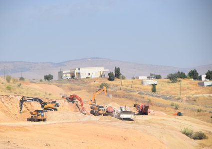 أعمال حفر وتجريف لإقامة مبانٍ استيطانية بالأغوار الشمالية