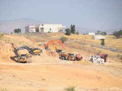 سلطات الاحتلال تقوم بأعمال حفر وتجريف لإقامة مبانٍ استيطانية في منطقة التجريف في احمير بالأغوار الفلسطينية