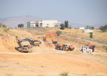 أعمال حفر وتجريف لإقامة مبانٍ استيطانية بالأغوار الشمالية