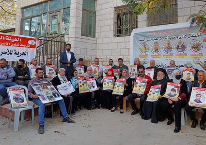 اعتصام أمام مقر الصليب الأحمر في البيرة دعما للأسرى