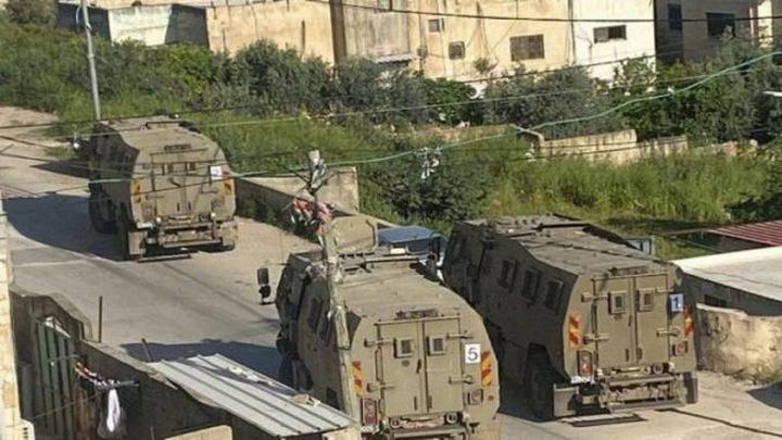 الاحتلال يحتجز أسيرا محررا ويداهم منازل في قرية رمانة غرب جنين