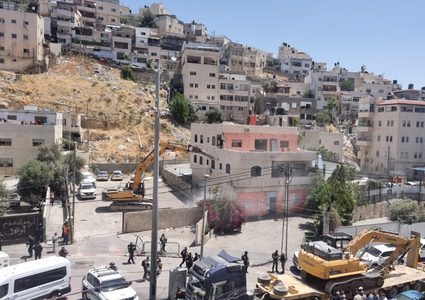 جرافات الاحتلال تهدم بناية عائلة الرجبي في سلوان