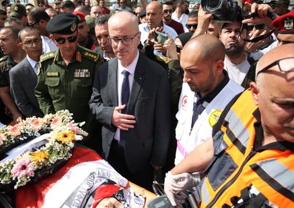 بحضور رئيس الوزراء السابق د. رامي الحمدالله ورئيس جامعة النجاح د.عبد الناصر زيد.. وداع الشهيدة الصحفية شيرين أبو عاقلة