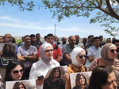 مشاهد من الوقفة التضامنية لروح الشهيدة أبوعاقلة من أمام معهد الطب العدلي بحضور محافظ نابلس ورئيس جامعة النجاح الوطنية وجهات رسمية وحكومية وشعبية، والزملاء الصحفيين، وموظفي جامعة النجاح.