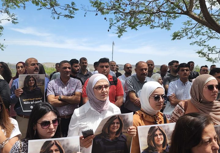 مشاهد من الوقفة التضامنية لروح الشهيدة أبوعاقلة من أمام معهد الطب العدلي بحضور محافظ نابلس ورئيس جامعة النجاح الوطنية وجهات رسمية وحكومية وشعبية، والزملاء الصحفيين، وموظفي جامعة النجاح.