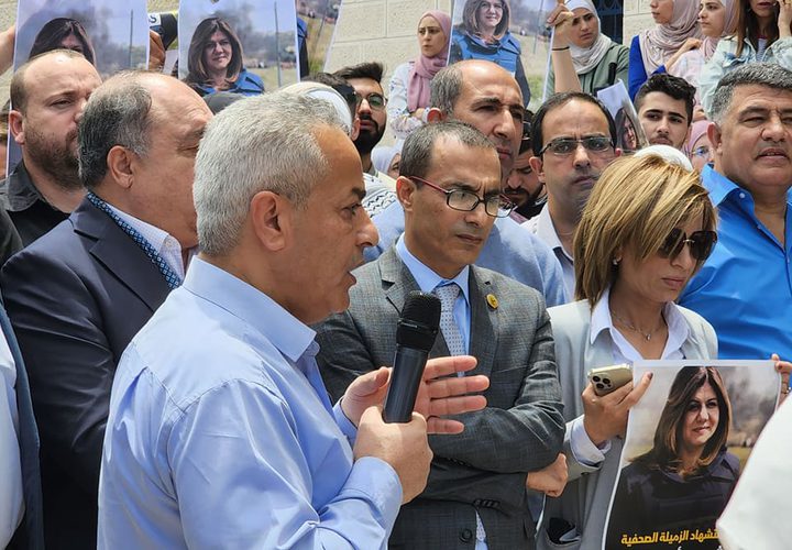مشاهد من الوقفة التضامنية لروح الشهيدة أبوعاقلة من أمام معهد الطب العدلي بحضور محافظ نابلس ورئيس جامعة النجاح الوطنية وجهات رسمية وحكومية وشعبية، والزملاء الصحفيين، وموظفي جامعة النجاح.