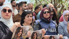 مشاهد من الوقفة التضامنية لروح الشهيدة أبوعاقلة من أمام معهد الطب العدلي