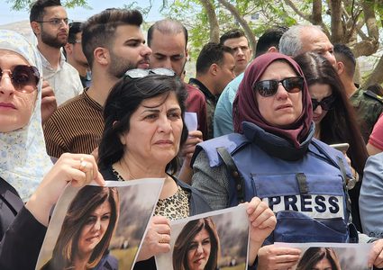 مشاهد من الوقفة التضامنية لروح الشهيدة أبوعاقلة من أمام معهد الطب العدلي بحضور محافظ نابلس ورئيس جامعة النجاح الوطنية وجهات رسمية وحكومية وشعبية، والزملاء الصحفيين، وموظفي جامعة النجاح.