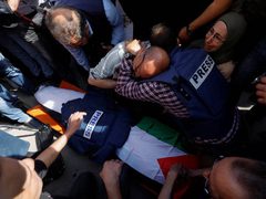 لحظة تشييع جثمان الشهيدة الصحفية شيرين أبو عاقلة في جنين بينما سيتم انتظار وصول شقيقها من الصومال ليتم مواراتها الثرى الليلة أو غدا