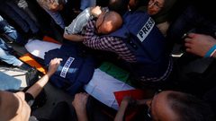 لحظة تشييع جثمان الشهيدة الصحفية شيرين أبو عاقلة في جنين بينما سيتم انتظار وصول شقيقها من الصومال ليتم مواراتها الثرى الليلة أو غدا