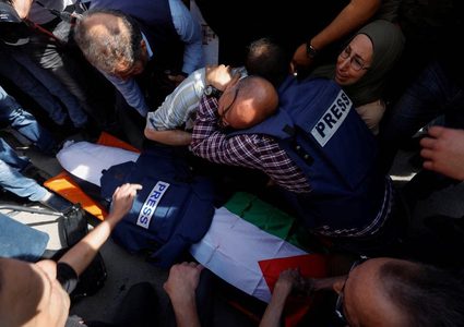 لحظة تشييع جثمان الشهيدة الصحفية شيرين أبو عاقلة في جنين