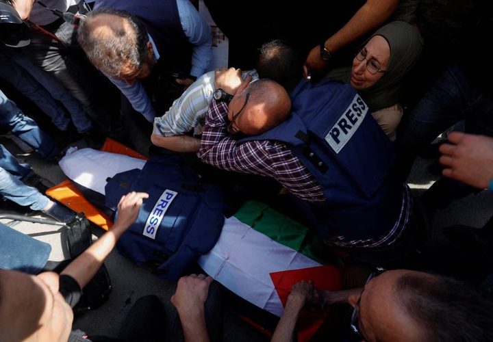 لحظة تشييع جثمان الشهيدة الصحفية شيرين أبو عاقلة في جنين بينما سيتم انتظار وصول شقيقها من الصومال ليتم مواراتها الثرى الليلة أو غدا