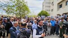 مشاهد من الوقفة التضامنية لروح الشهيدة أبوعاقلة من أمام معهد الطب العدلي بحضور محافظ نابلس ورئيس جامعة النجاح الوطنية وجهات رسمية وحكومية وشعبية، والزملاء الصحفيين، وموظفي جامعة النجاح.