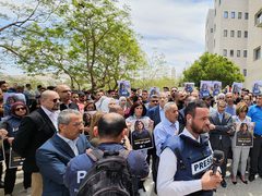 مشاهد من الوقفة التضامنية لروح الشهيدة أبوعاقلة من أمام معهد الطب العدلي بحضور محافظ نابلس ورئيس جامعة النجاح الوطنية وجهات رسمية وحكومية وشعبية، والزملاء الصحفيين، وموظفي جامعة النجاح.