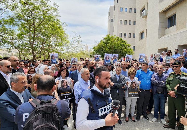 مشاهد من الوقفة التضامنية لروح الشهيدة أبوعاقلة من أمام معهد الطب العدلي بحضور محافظ نابلس ورئيس جامعة النجاح الوطنية وجهات رسمية وحكومية وشعبية، والزملاء الصحفيين، وموظفي جامعة النجاح.