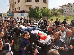 لحظة تشييع جثمان الشهيدة الصحفية شيرين أبو عاقلة في جنين بينما سيتم انتظار وصول شقيقها من الصومال ليتم مواراتها الثرى الليلة أو غدا